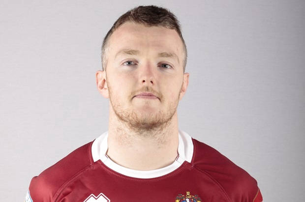 Swinton sign Farrell after Holyfield announcement